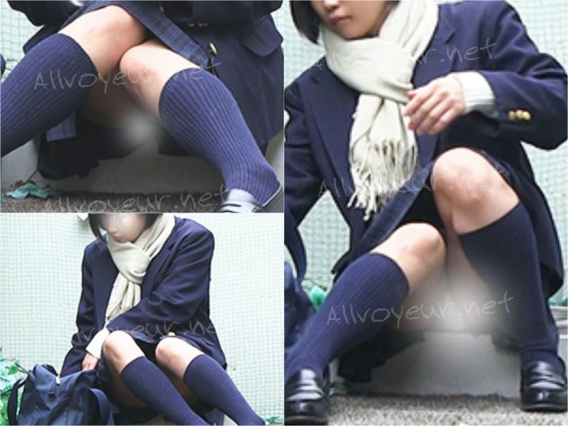 お座り女子校生 さりげなくパンティが見えてしまう