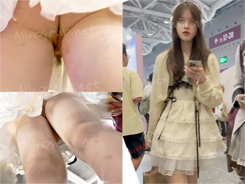 No_panties_In_Shopping_mall_with_boyfriend