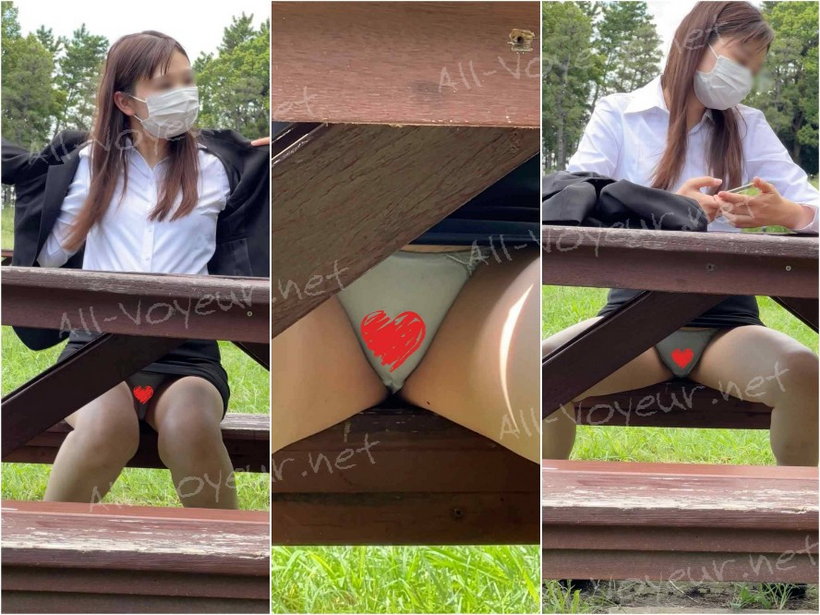 美人OLさんの大開脚。ユルそうなお股から見える水色パンティを隠し撮り。