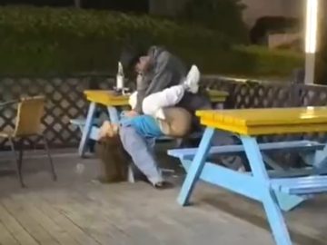 小弟弟很有风范哦 公然在便利店门口和小女友啪啪 话说监控看到了警察管不管情侣操逼的事